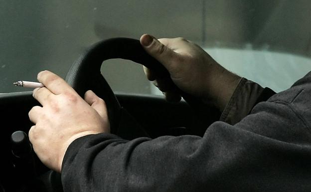 Sanidad da pasos para prohibir fumar en el coche y para subir el precio del tabaco