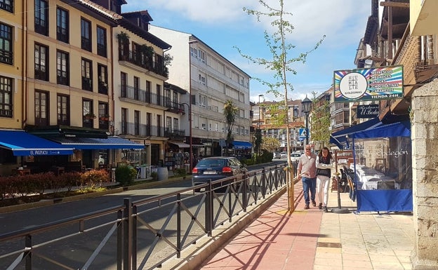 Los peatones ganan espacio en la principal calle de San Vicente