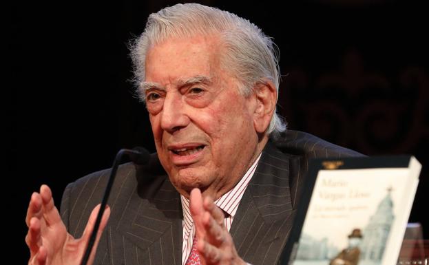 Mario Vargas Llosa reaparece junto a sus hijos tras superar la covid