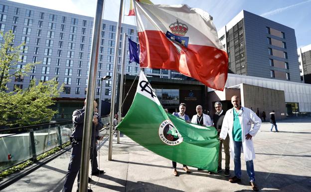 La bandera del Racing ondea en el Hospital Valdecilla por su posible ascenso