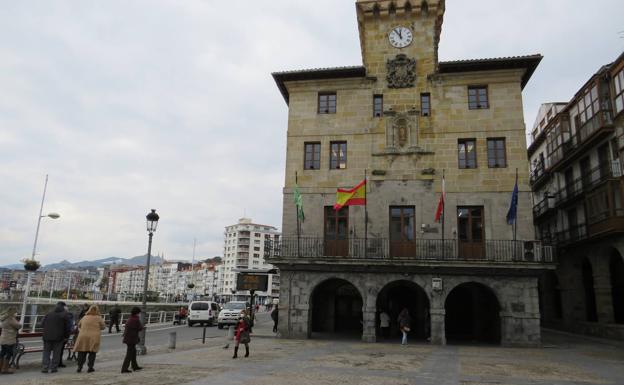 Manifestación de la plataforma de jubilados y Las Sin Sombrero por el Día del Trabajador en Castro