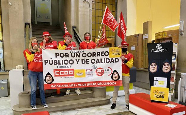 Los sindicatos siguen protestando por el «desguace» de Correos, abocado a una huelga en junio