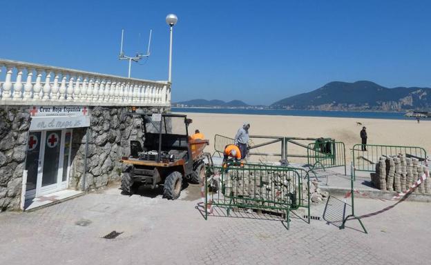 Laredo mejora la accesibilidad de dos de las principales entradas a la playa Salvé
