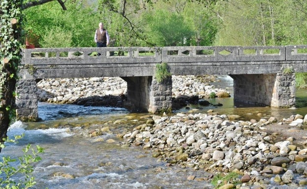 Santa Olalla teme que la acumulación de piedras en el río Besaya cause inundaciones