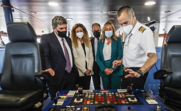 Escrivá agradece la labor de la tripulación del buque Juan de la Cosa