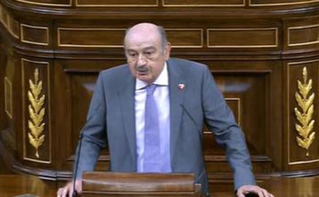 Mazón vota a favor del decreto y Casares pone en pie a la bancada socialista