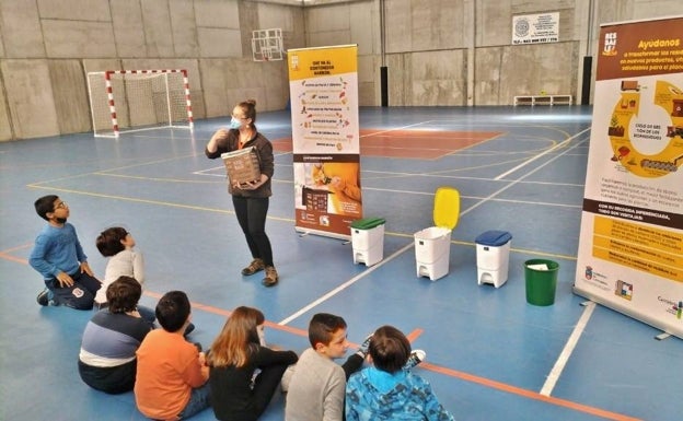 El contenedor marrón llega a las aulas del valle de Buelna