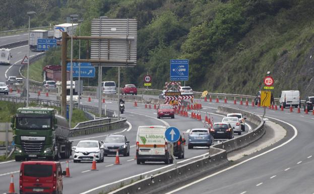 Un accidente en la A-8 en Muskiz genera cinco kilómetros de retenciones en sentido Cantabria