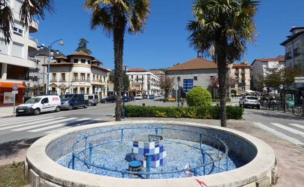 El Servicio de Aguas realiza labores de mantenimiento en la fuente de la Plaza Cachupín