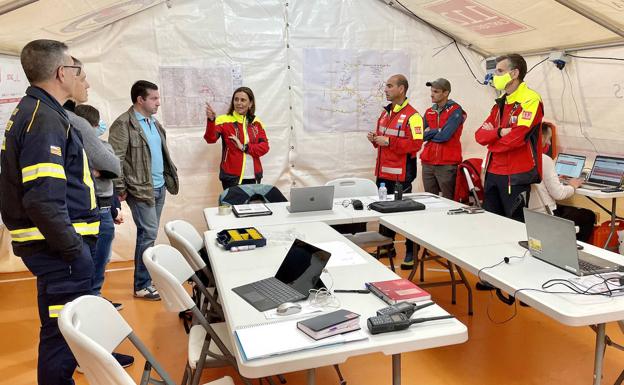 Un centenar de efectivos participan en un simulacro de rescate en una cueva del Alto Asón