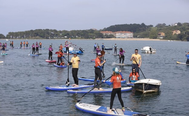 La Travesía de Paddle Surf La Folía reúne a decenas de familias en San Vicente