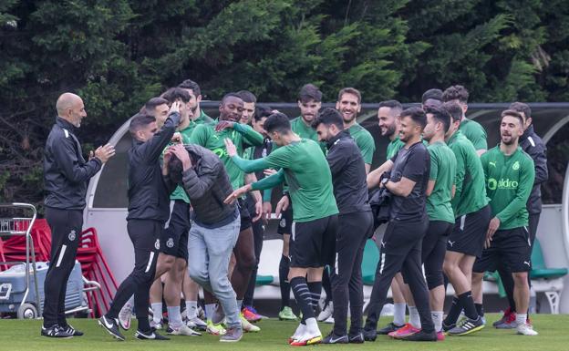 La plantilla regresa al trabajo después de conseguir el ascenso