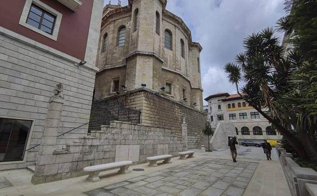 La mejora de la calle Obispo Juan Plaza completa la renovación del entorno de la Catedral de Santander