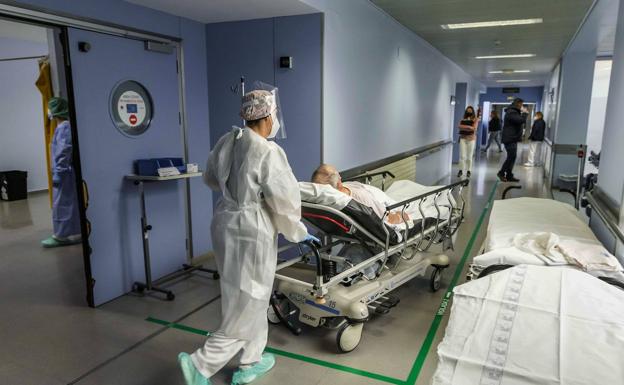 Los numerosos contagios de covid no elevan los ingresos hospitalarios en Cantabria