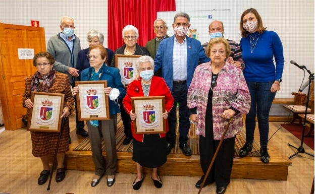 Bárcena de Pie de Concha reconoce la valía de los más veteranos del pueblo