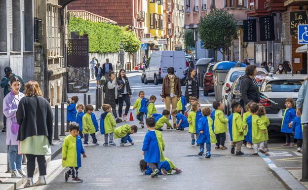 Los alumnos del Cisneros toman las calles para reivindicar un camino al cole seguro