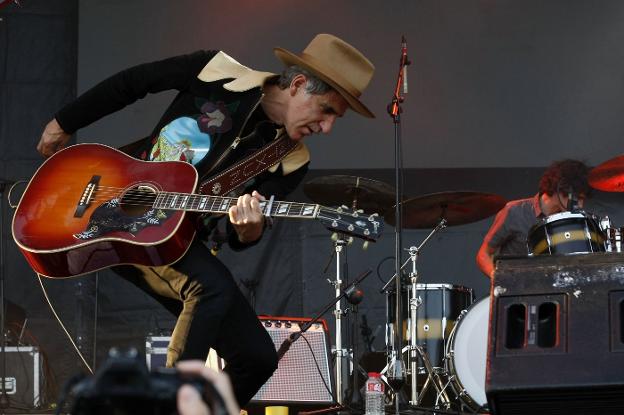 Calamaro, Sebastián Yatra y Antonio Orozco en el Música en Grande