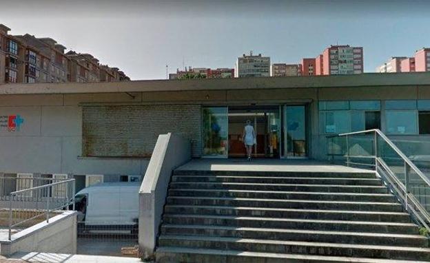 La Policía sigue buscando al joven que agredió a un médico en el centro de salud de Los Castros