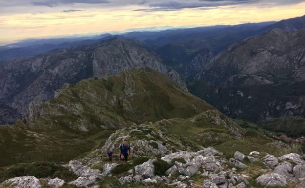 De Tresviso hasta el Cueto Cerralosa para disfrutar de una panorámica los Picos de Europa