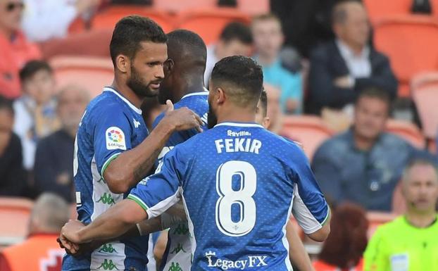 El Betis apura sus opciones de Champions goleando al Valencia