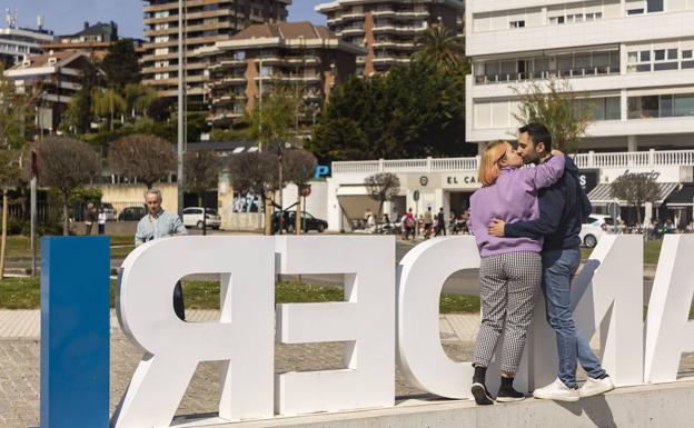 Los contagios por covid rozaron los 300 este lunes en Cantabria