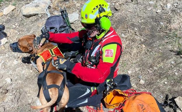 El helicóptero del 112 rescata a siete senderistas y su perro en una zona escarpada de la Vega de Pas