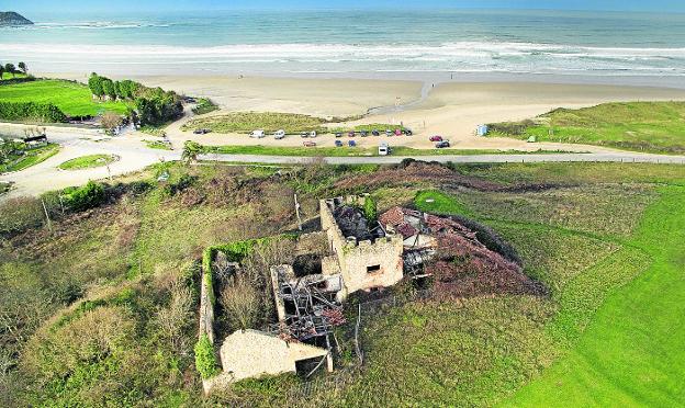 Valdáliga acondicionará el acceso a la playa de Oyambre para hacerlo más sostenible