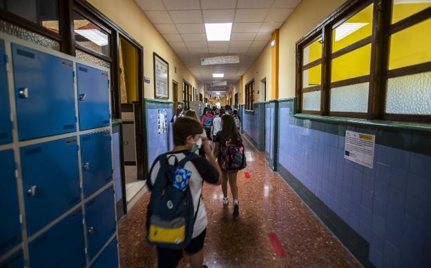 Los directores de Secundaria esperan más docentes para capear la ley Celaá