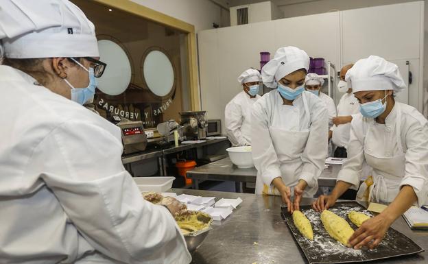 Estudiar pastelería y cocina, cobrando, en la Escuela de Talento Joven de Barreda