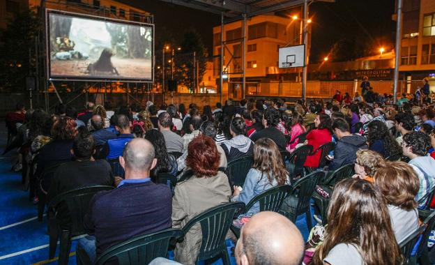 El cine al aire libre llegará este verano a los pueblos y barrios de Torrelavega