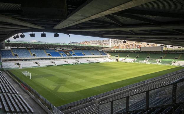 LaLiga inspecciona el césped de los Campos de Sport en El Sardinero