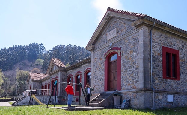 Solórzano culmina las reformas de la Casa Consistorial y de las escuelas de Riaño