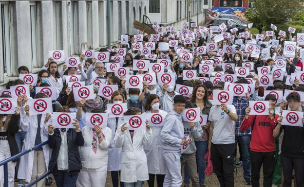 El IES Cantabria se planta: «Menos gasolineras, más educación»