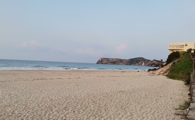 La playa de Comillas vuelve a lucir Bandera Azul