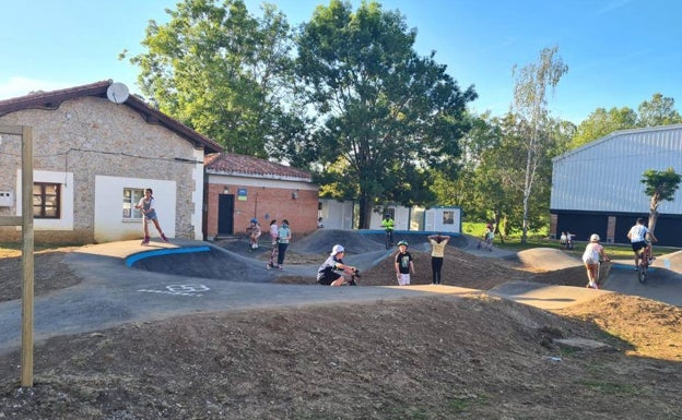 Los jóvenes de Entrambasaguas estrenan la nueva pista de pump track