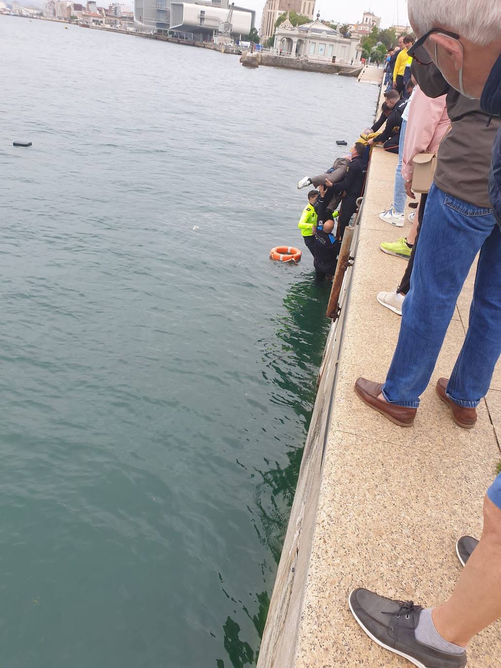 Rescatado un hombre que cayó a la bahía tras quedarse dormido en su silla de ruedas