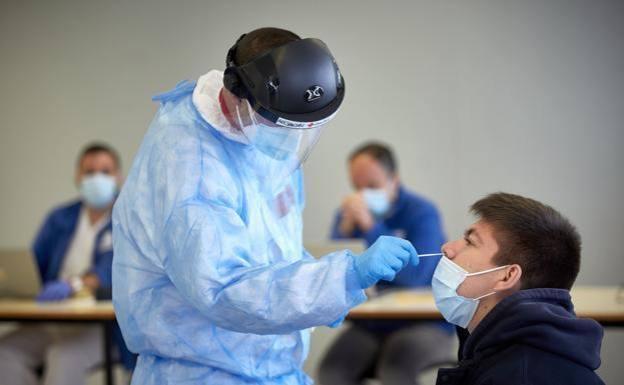 Cantabria suma otra muerte por covid, aunque baja la incidencia por tercer día consecutivo