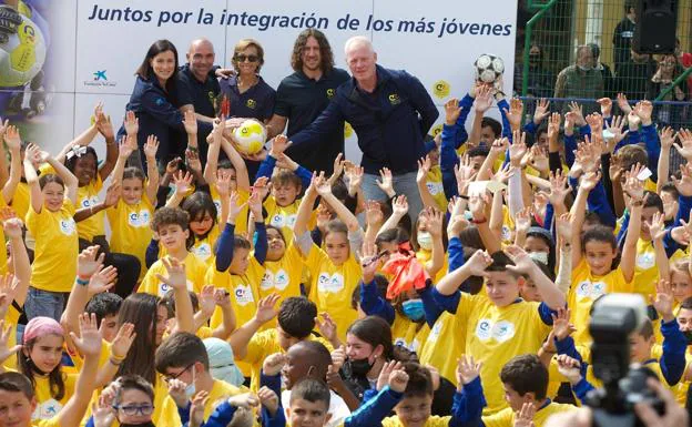 Iván de la Peña inaugura la 'Cruyff Court' de su barrio