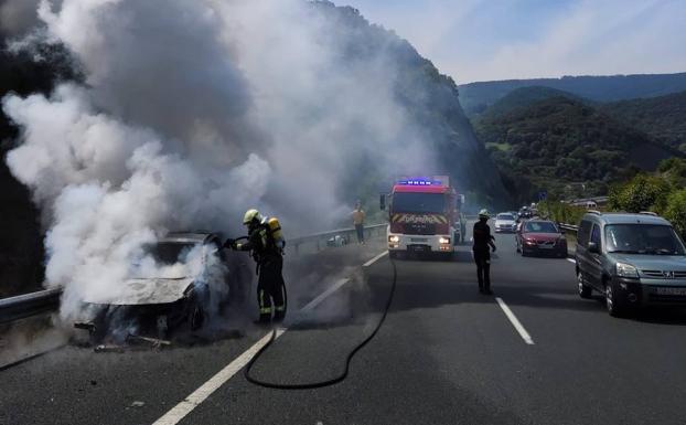 Arde por completo un coche que circulaba por la A-8, en Liendo