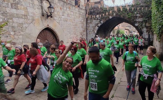 La marcha verde contra el cáncer llena las calles de Cartes