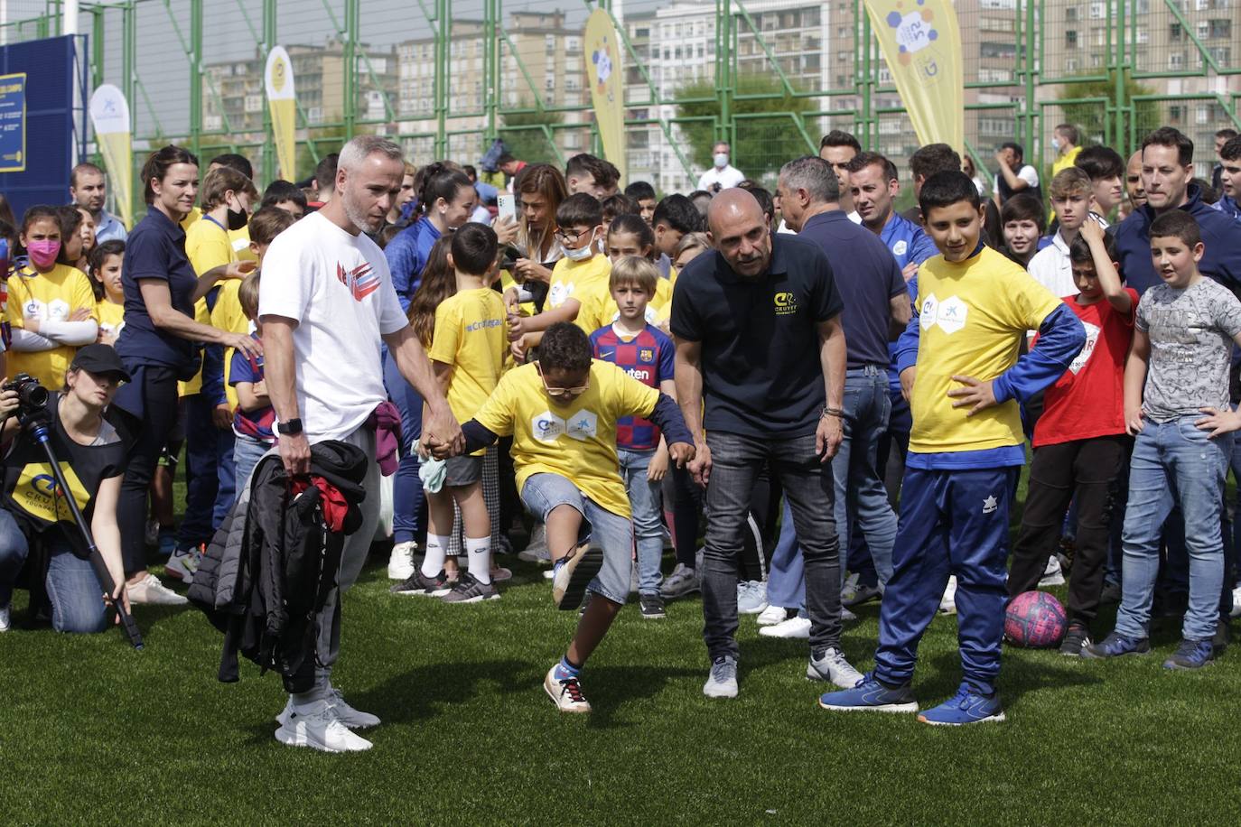 El Barrio Pesquero estrena la 'Cruyff Court Iván de la Peña'