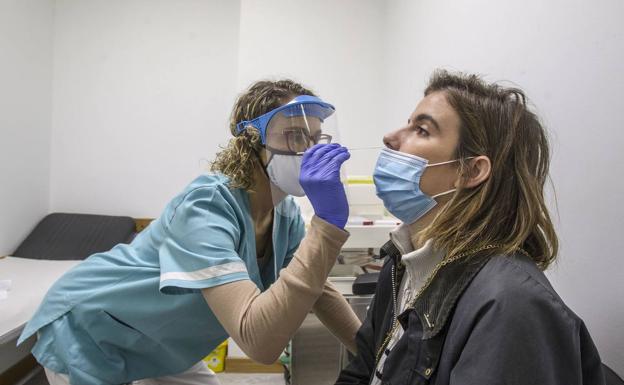 Bajan los contagios, aunque crecen los ingresos y se suma otro fallecido