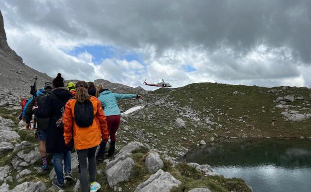 El helicóptero rescata a una montañera tras sufrir una caída en Picos de Europa