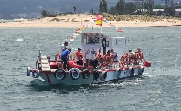 La ‘barca de los peregrinos’ rescata a cuatro piragüistas en la desembocadura del Asón