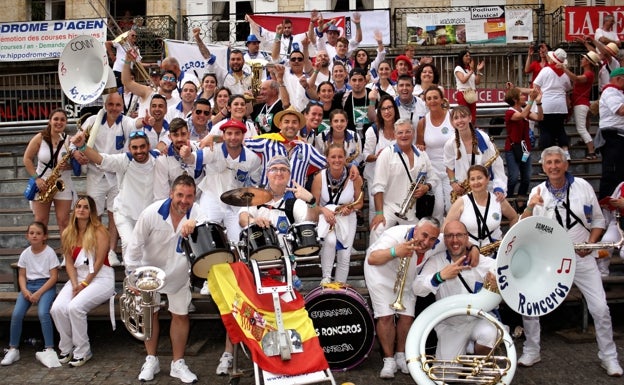 La charanga Los Ronceros triunfa en el Festival de Bandas de Francia