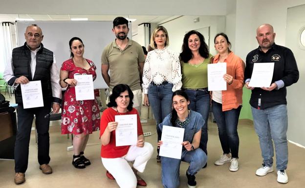 Once personas continúan formándose en el curso de lengua de signos de Piélagos