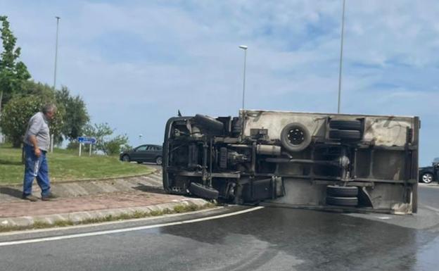 Una motorista herida al resbalar a causa del aceite derramado por el vuelco de un camión