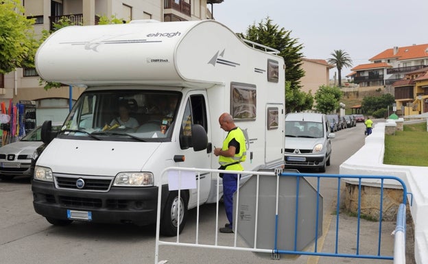 Otro verano para aparcar gratis en Comillas, pero no en la playa