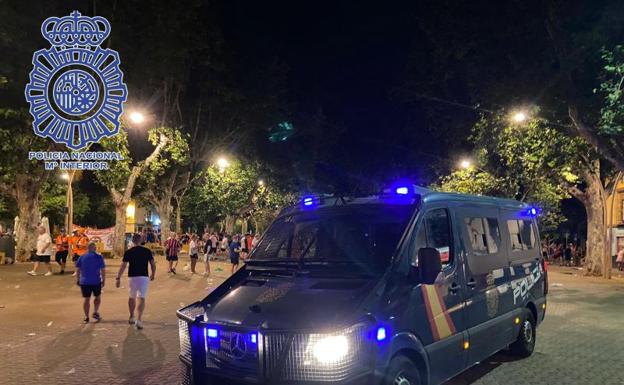 Batalla campal entre hinchas alemanes y escoceses en el centro de Sevilla