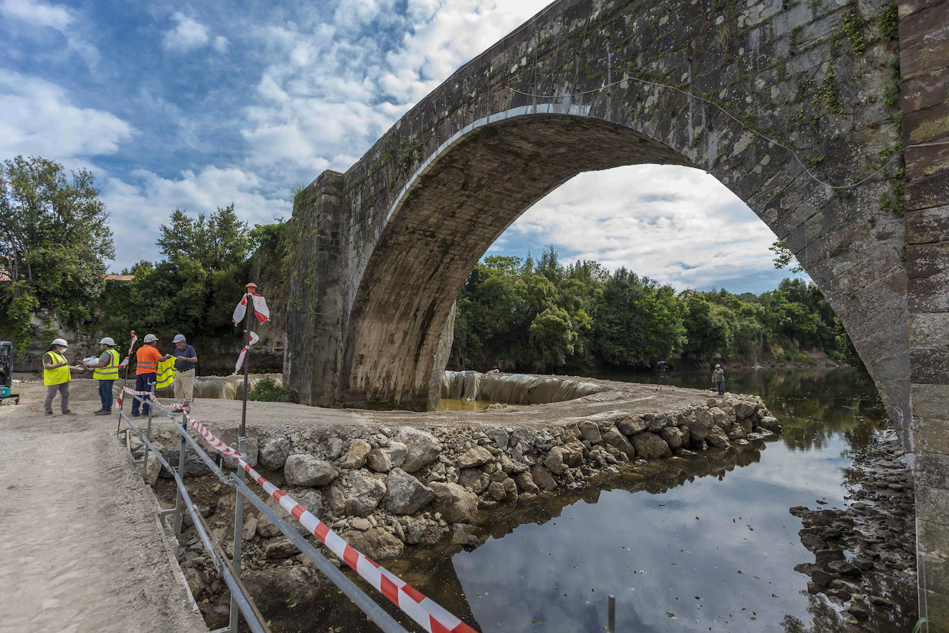 Obras de consolidación del puente viejo de Oruña